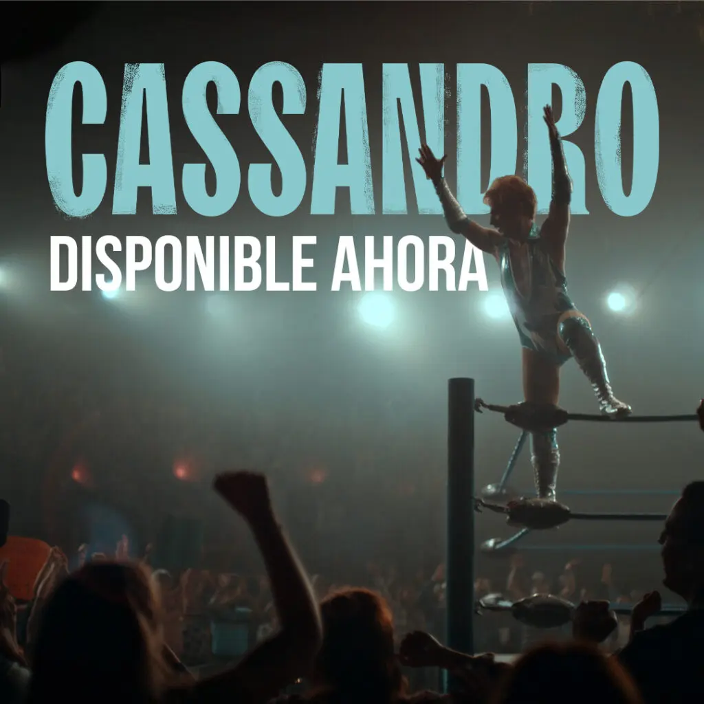 Spanish-language CASSANDRO release card showing a wrestler posing on the ring ropes above a cheering crowd, with the text “Disponible Ahora.”